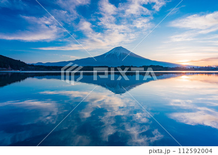 （静岡県）夜明けの田貫湖から望む富士山 112592004