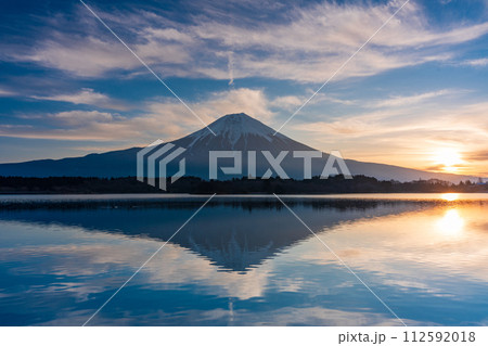 (静岡県)夜明けの田貫湖から望む富士山 (静岡県)夜明けの田貫湖から望む富士山 112592018