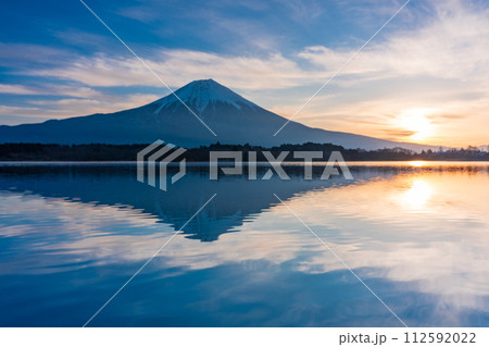 (静岡県)夜明けの田貫湖から望む富士山 (静岡県)夜明けの田貫湖から望む富士山 112592022