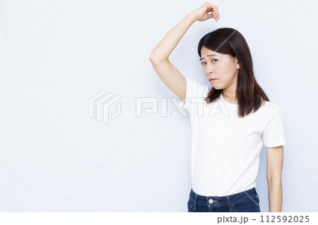 脇汗の臭いを気にする女性 112592025