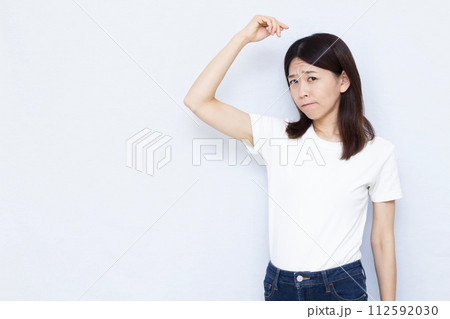 脇汗の臭いを気にする女性 脇汗の臭いを気にする女性 112592030