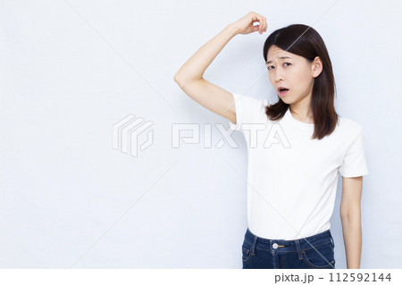 脇汗の臭いを気にする女性 112592144