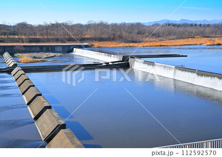 明戸白糸の滝　明戸床止め　荒川の冬景色　熊谷市　 112592570