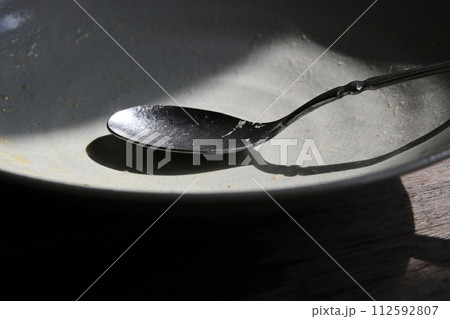 食後の皿とスプーン 食後の皿とスプーン 112592807