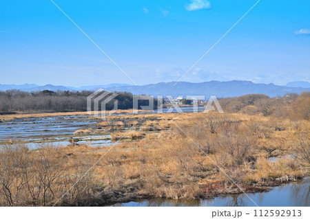 明戸白糸の滝から上流　秩父方面　荒川の冬景色　熊谷市　 112592913