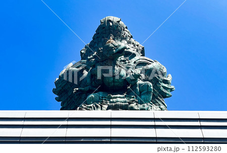 ガルーダウィスヌクンチャナ バリ島の巨大な像 112593280