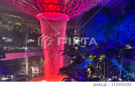 シンガポールのチャンギ空港 レインボルテックス 赤 112593282