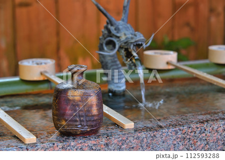 神社の手水でお清め 112593288