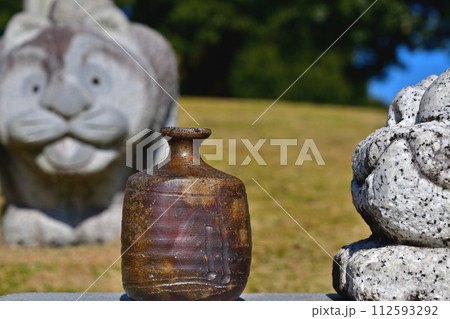 石像群の中の石と陶器 112593292