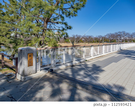 綾瀬川にかかる人道橋【ハープ橋】（埼玉県草加市） 112593421