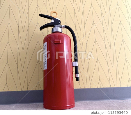 赤い消火器 112593440