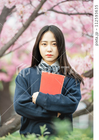 桜と手帳を持つ女子高生 112593635