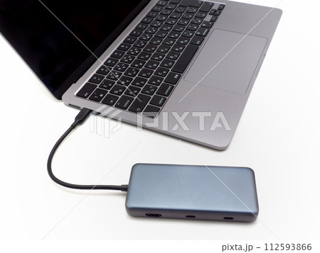ノートPC接続したデータハブ 112593866