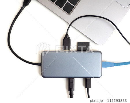 ノートPCに接続したデータハブ 112593888