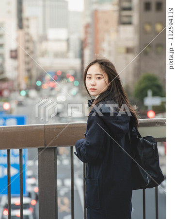 下校する女子高生と夕方の街並み 下校する女子高生と夕方の街並み 112594119