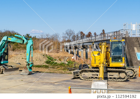 河川敷の治水対策と工事車両　都幾川 20242.02　a-1 112594192
