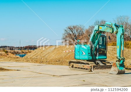 河川敷の治水対策と工事車両 都幾川 2024.02 b-4 フィルム調 河川敷の治水対策と工事車両 都幾川 2024.02 b-4 フィルム調 112594200