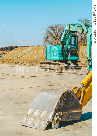 河川敷の治水対策と工事車両　都幾川 2024.02　c-4 フィルム調 112594248