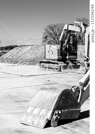 河川敷の治水対策と工事車両　都幾川 2024.02　c-5 モノクロ 112594249