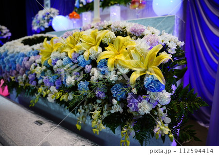 お洒落な花祭壇 お洒落な花祭壇 112594414