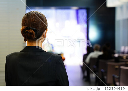 セレモニーレディー 112594419