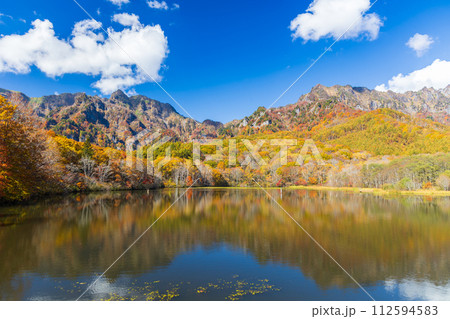 秋の長野　紅葉見頃の戸隠　鏡池 112594583