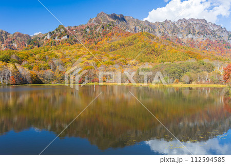 秋の長野　紅葉見頃の戸隠　鏡池 112594585