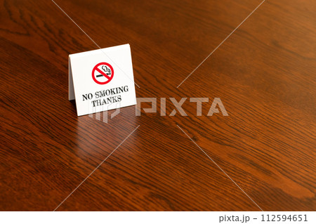 禁煙席のテーブル 112594651