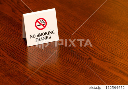 テーブルの上の禁煙マーク 112594652