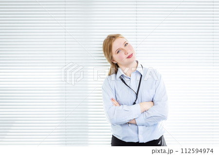 笑顔の白人女性　Business 112594974