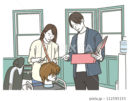 男性美容師にヘアマネキンを使いながらヘアカットの技術を教わる女性美容師 112595153