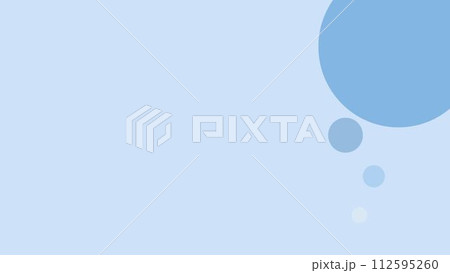 水色の背景と水玉模様 112595260