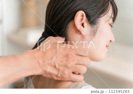 首こり・肩こりの施術をする整体院・整骨院・マッサージに通う女性と整体師・セラピスト 首こり・肩こりの施術をする整体院・整骨院・マッサージに通う女性と整体師・セラピスト 112595265