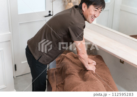 リフレクソロジー・整体院・整骨院・フットマッサージに通う女性と整体師・セラピスト(フットマッサージ) リフレクソロジー・整体院・整骨院・フットマッサージに通う女性と整体師・セラピスト(フットマッサージ) 112595283