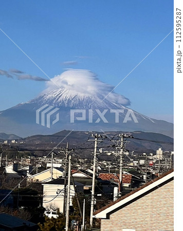 新幹線の車窓から見た傘雲をかぶった富士山 112595287