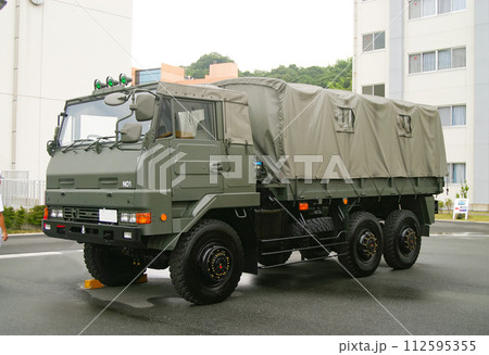 停車中の海上自衛隊 大型トラック 112595355