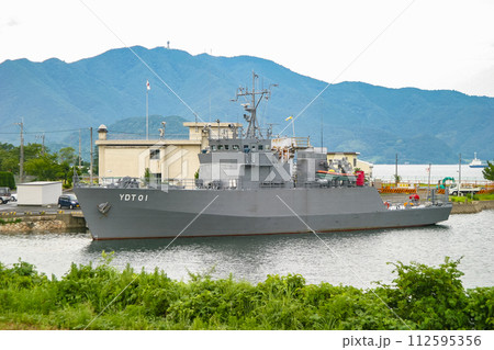 停泊中の海上自衛隊 水中処分母船1号型 112595356