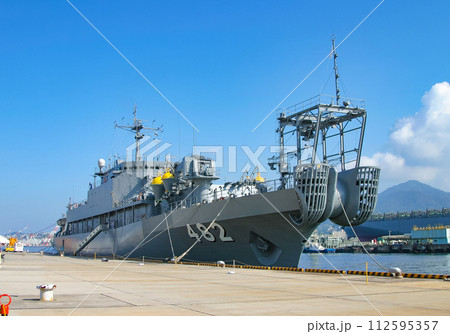 停泊する海上自衛隊の敷設艦 停泊する海上自衛隊の敷設艦 112595357