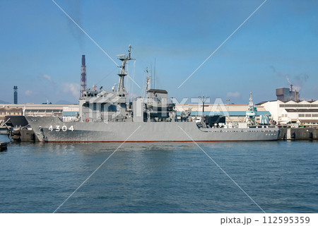 基地に停泊中の海上自衛隊 多用途支援艦 基地に停泊中の海上自衛隊 多用途支援艦 112595359