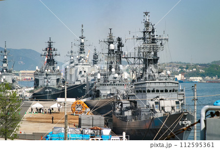 基地に停泊する海上自衛隊の護衛艦隊 112595361