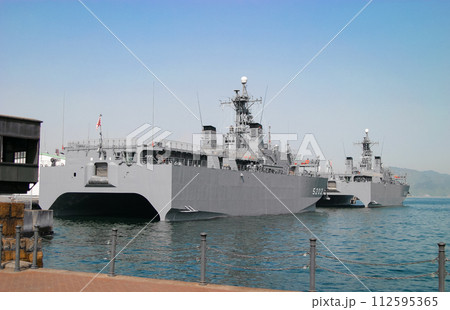 停泊する海上自衛隊の音響測定艦 112595365
