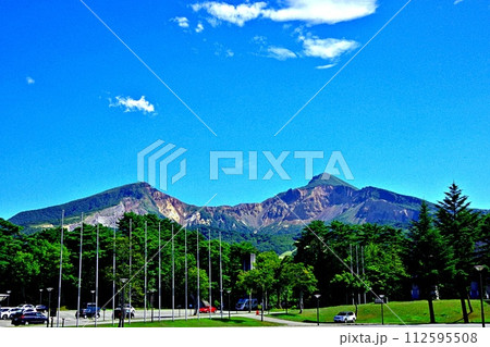活火山「磐梯山」の大自然と夏の青い空 112595508