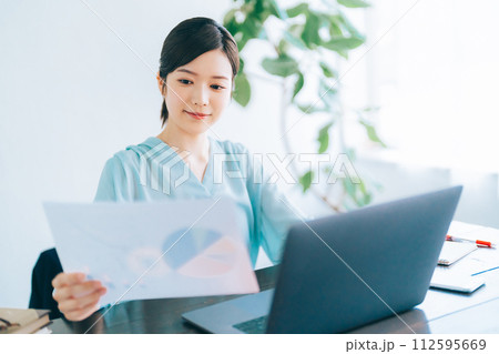 若いビジネスウーマン 112595669
