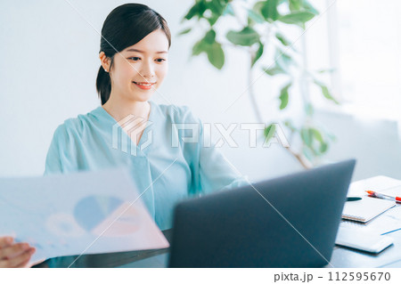 若いビジネスウーマン 112595670