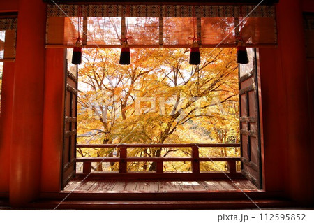 秋の談山神社・拝殿（奈良県桜井市） 112595852