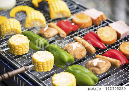 バーベキューイメージ　串焼き 112596229