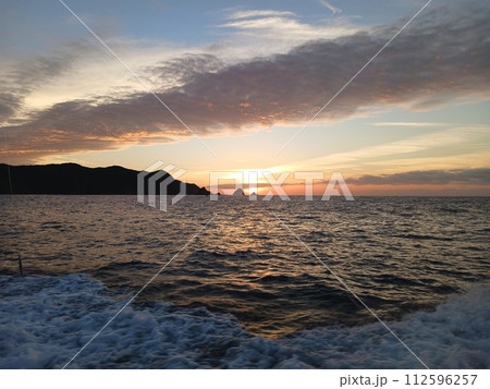 海に沈む夕日 海に沈む夕日 112596257