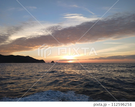 海に沈む夕日 海に沈む夕日 112596258