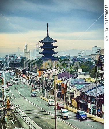 新幹線の車窓から見た京都、東寺 112596618