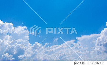 真夏の青空に発生した積乱雲（入道雲） 112596963